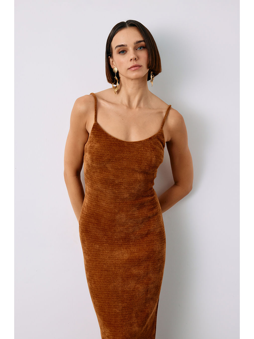 Kahverengi Askılı Kadife Midi Elbise - Kahve-2