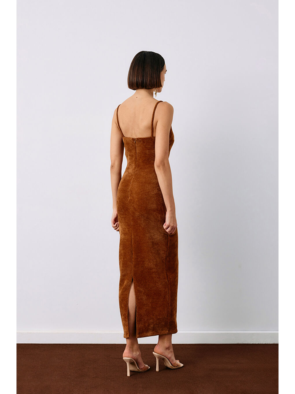 Kahverengi Askılı Kadife Midi Elbise - Kahve-3