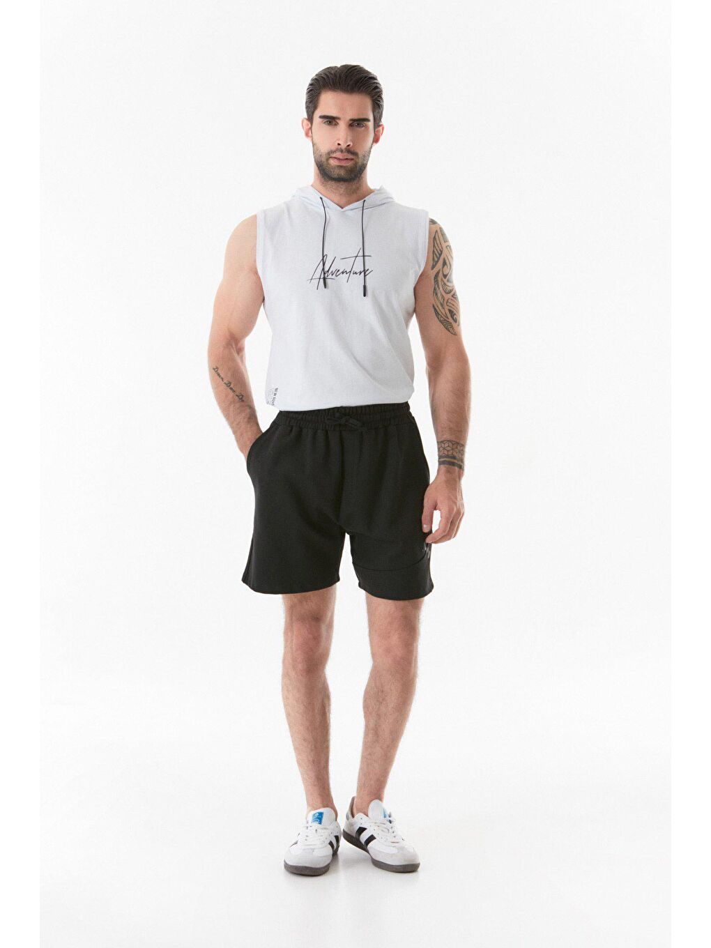 Siyah Nakışlı Beli Lastikli Cepli Şort