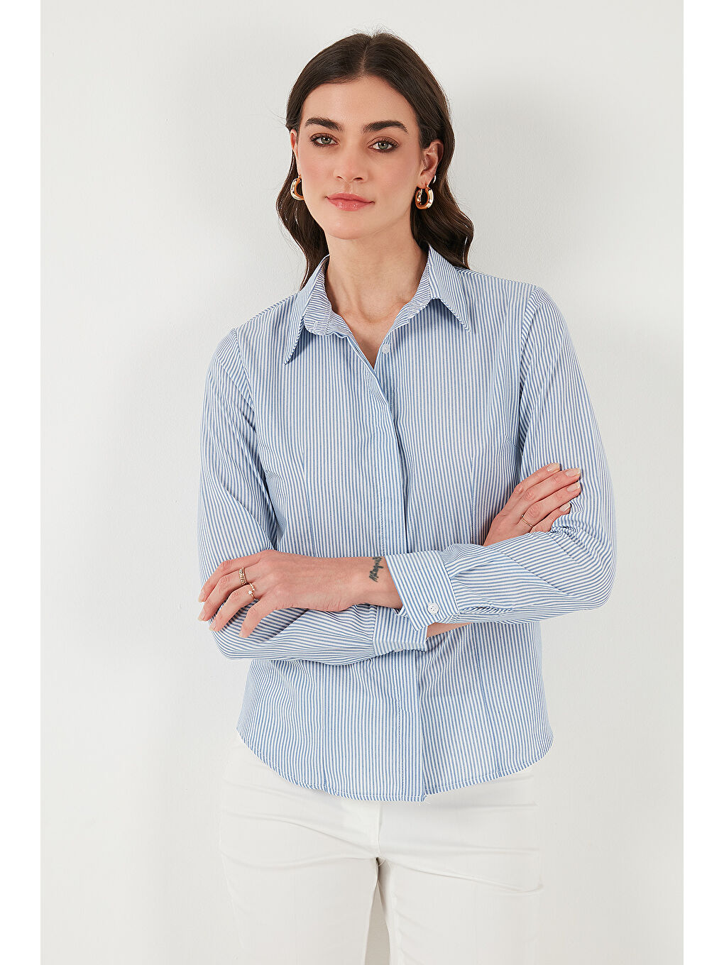 Mavi Pamuklu Slim Fit Klasik Yaka Çizgili Kadın Gömlek 6777423-4