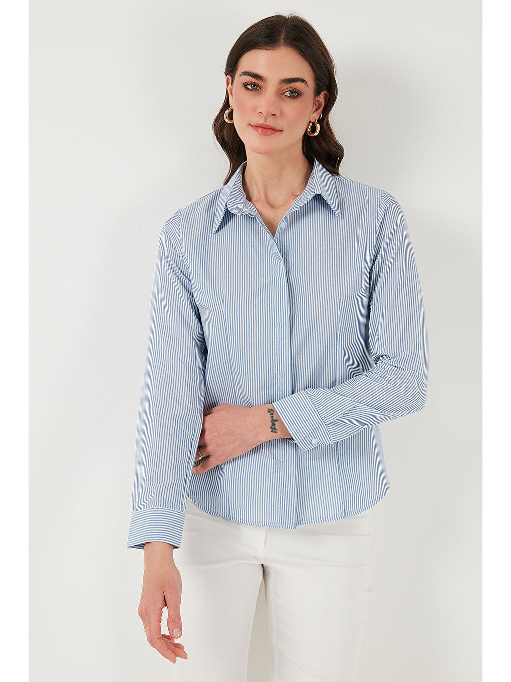 Mavi Pamuklu Slim Fit Klasik Yaka Çizgili Kadın Gömlek 6777423-5