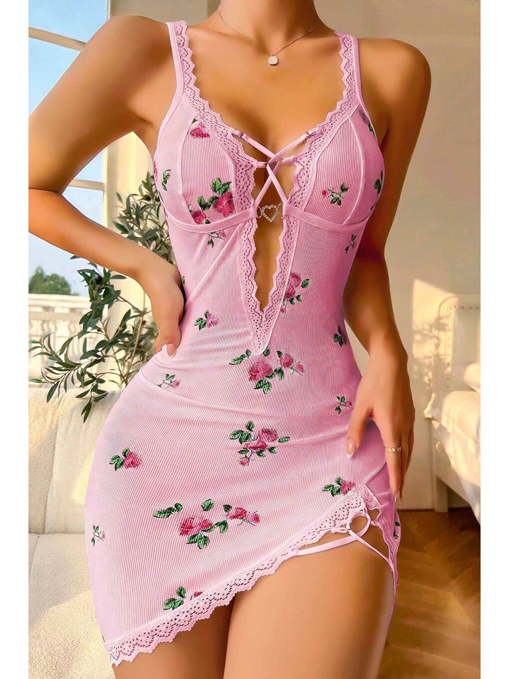 Pembe Çiçek Desenli Kalp Detaylı Dekolteli Fantezi Gecelik