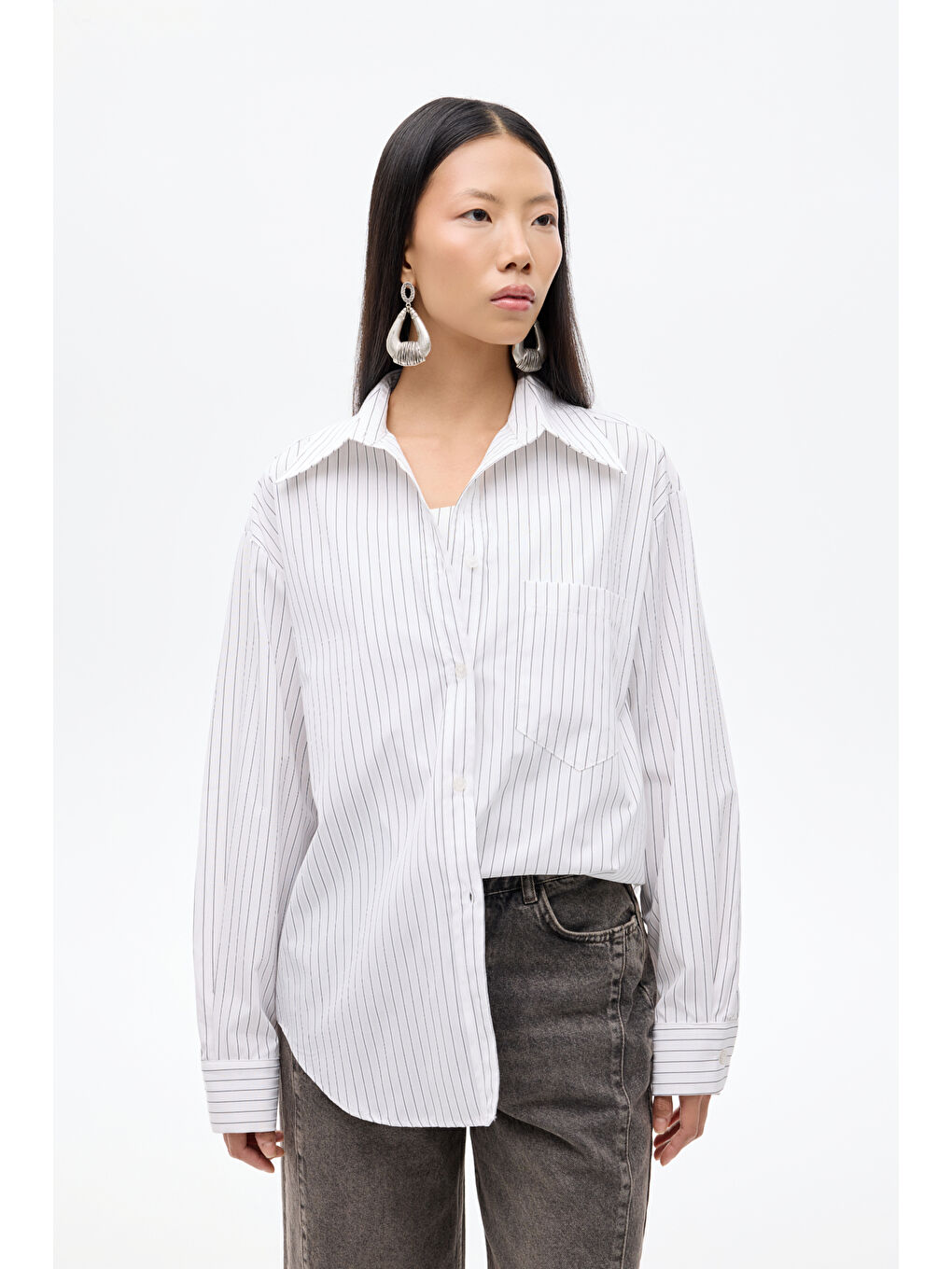 Asimetrik Kesim Çizgili Oversize Gömlek Beyaz-3