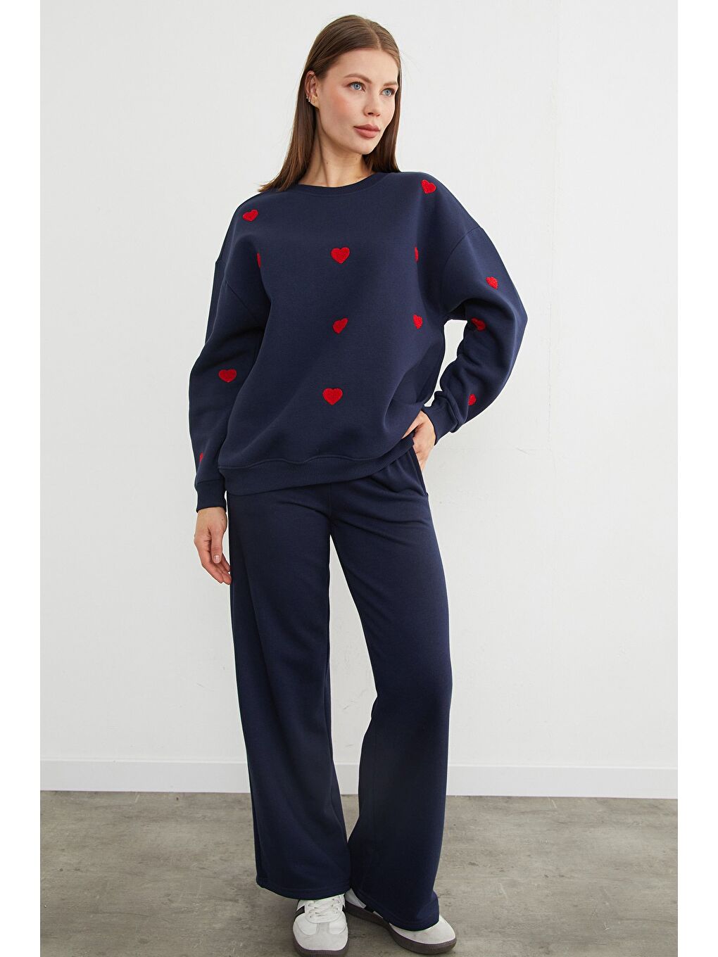 Lacivert 3 İplik Kalp Nakışlı Oversize Sweatshirt-1