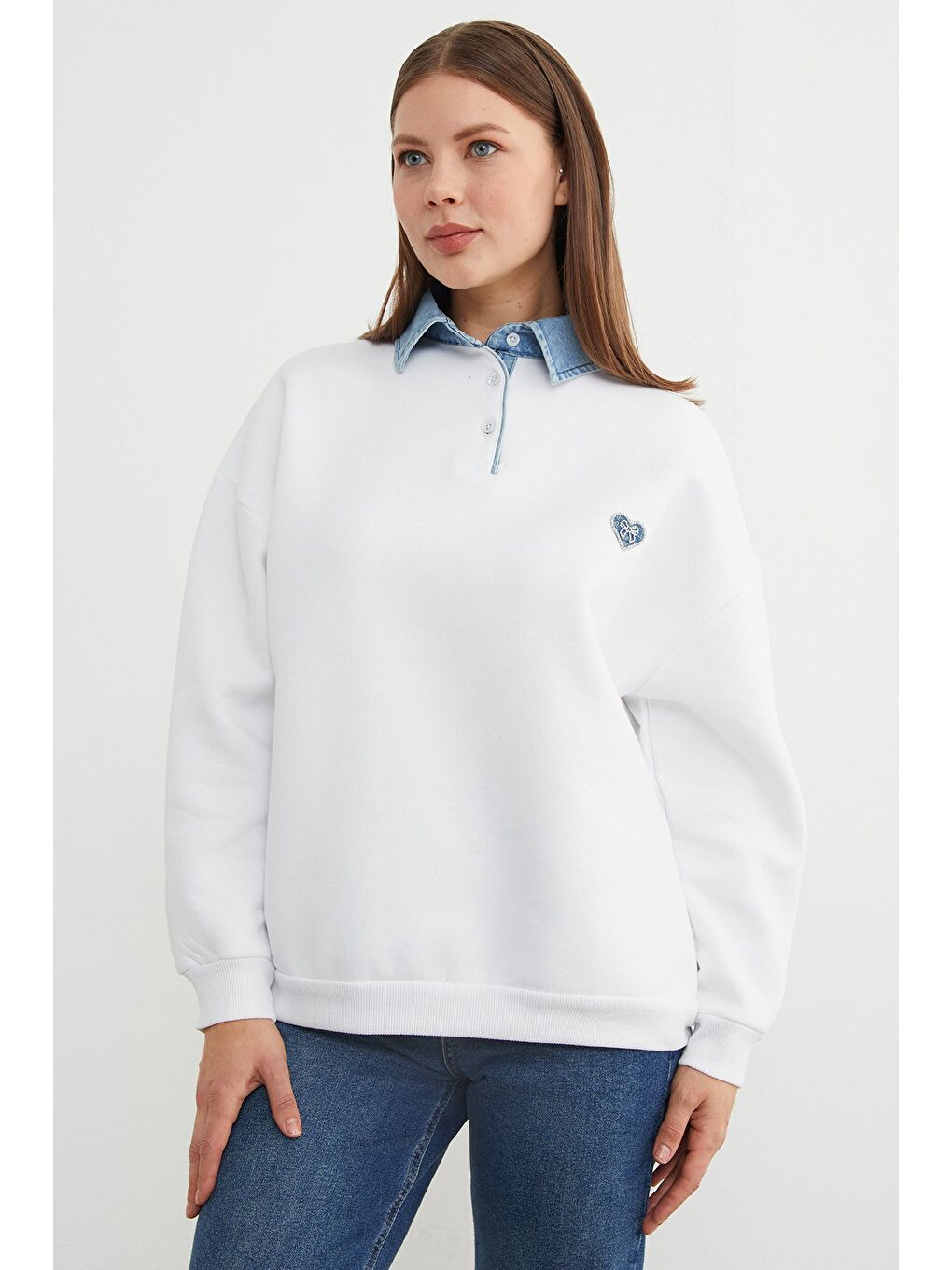 Beyaz 3 İplik Kalp Nakışlı Polo Yaka Denim Detaylı Sweatshirt