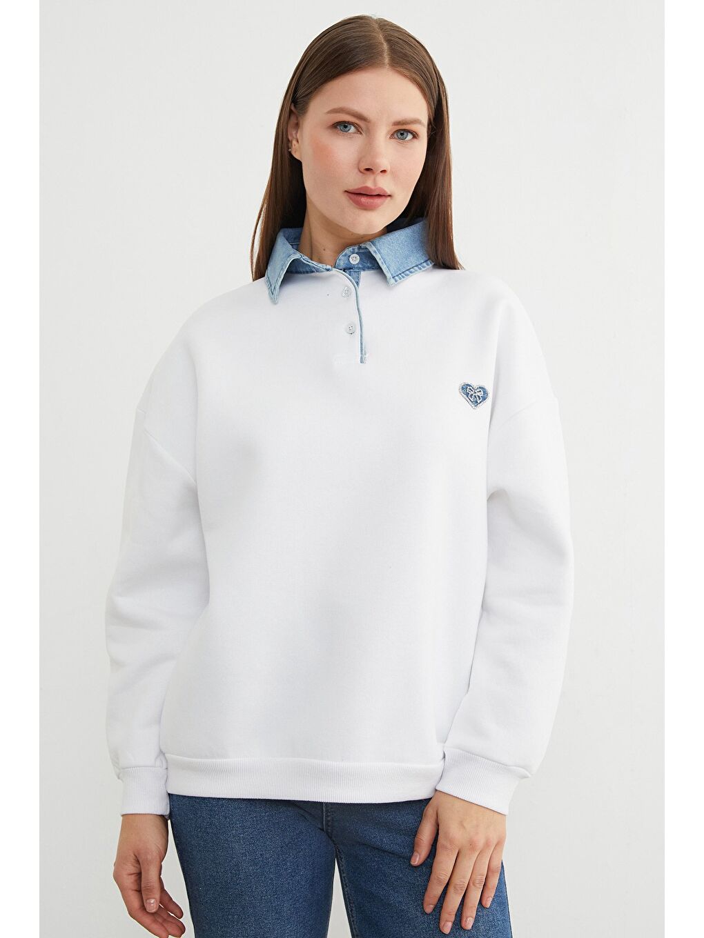 Beyaz 3 İplik Kalp Nakışlı Polo Yaka Denim Detaylı Sweatshirt-1