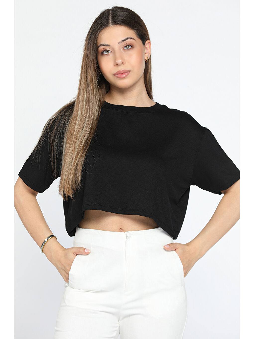 GÜLSELİ Siyah Bisiklet Yaka Oversize Basic Crop Top Tişört