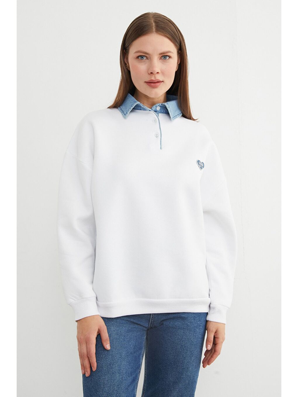 Beyaz 3 İplik Kalp Nakışlı Polo Yaka Denim Detaylı Sweatshirt-2