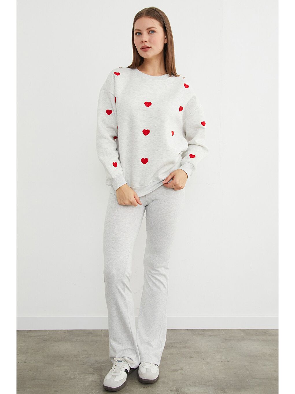 Gri 3 İplik Kalp Nakışlı Oversize Sweatshirt-1