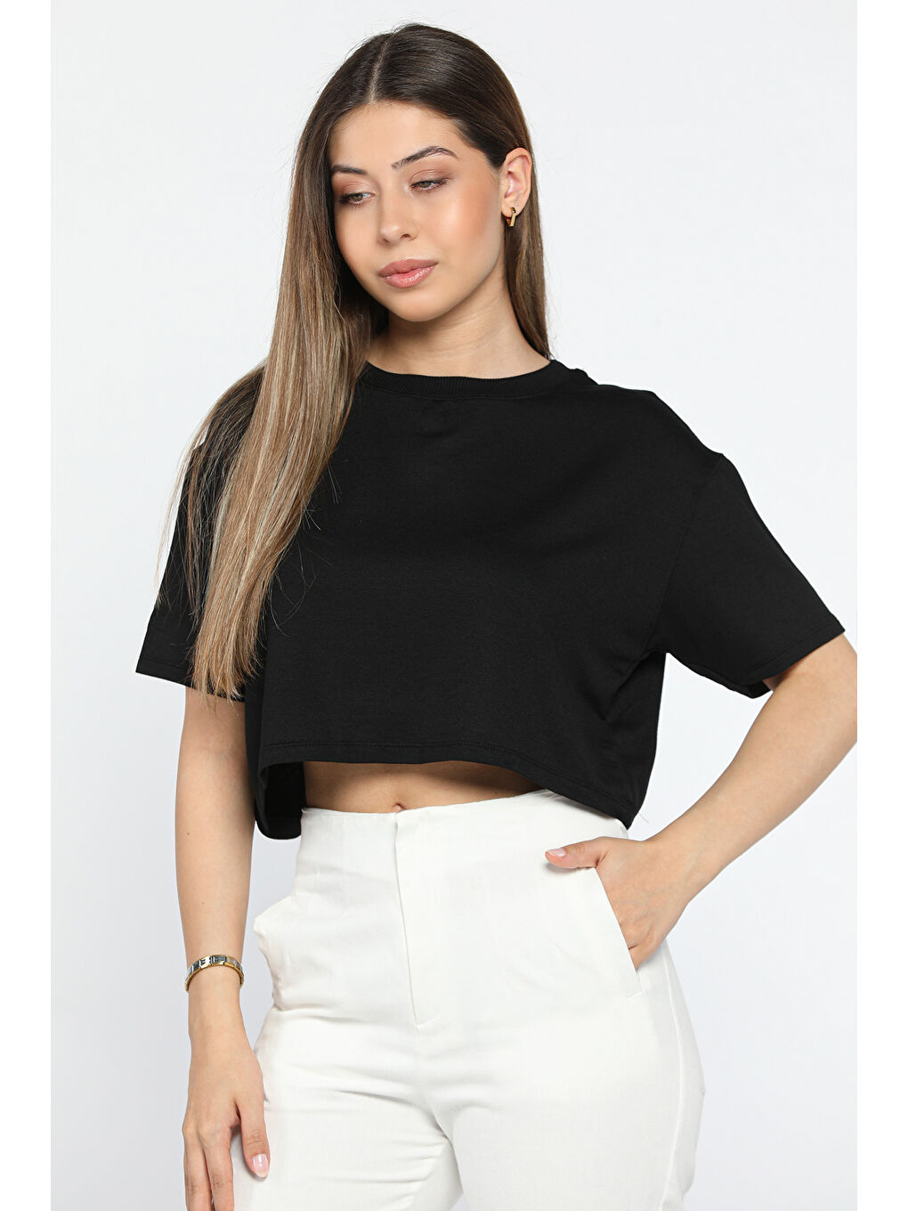 GÜLSELİ Siyah Bisiklet Yaka Oversize Basic Crop Top Tişört - 1