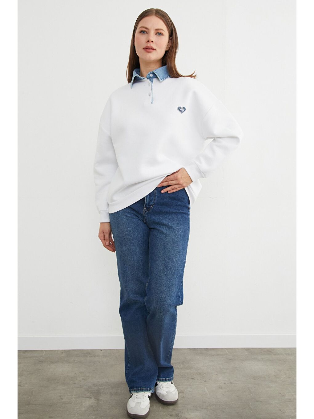 Beyaz 3 İplik Kalp Nakışlı Polo Yaka Denim Detaylı Sweatshirt-3