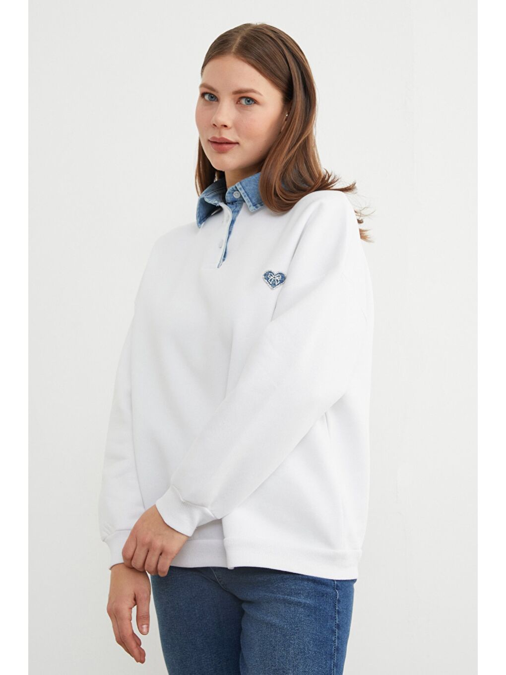 Beyaz 3 İplik Kalp Nakışlı Polo Yaka Denim Detaylı Sweatshirt-4