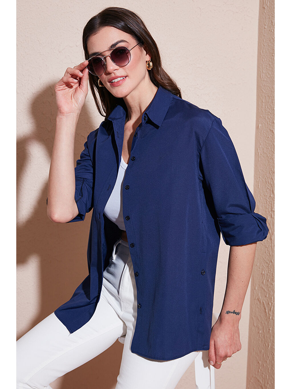 Lacivert Pamuklu Regular Fit İliklenebilen Yırtmaç Detaylı Kadın Gömlek 6772920