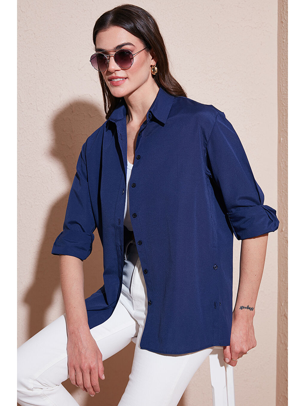 Lacivert Pamuklu Regular Fit İliklenebilen Yırtmaç Detaylı Kadın Gömlek 6772920-1