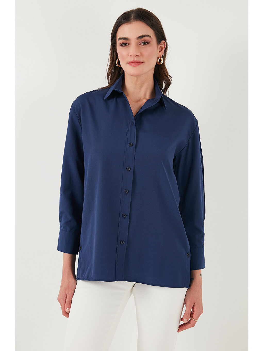Lacivert Pamuklu Regular Fit İliklenebilen Yırtmaç Detaylı Kadın Gömlek 6772920-2