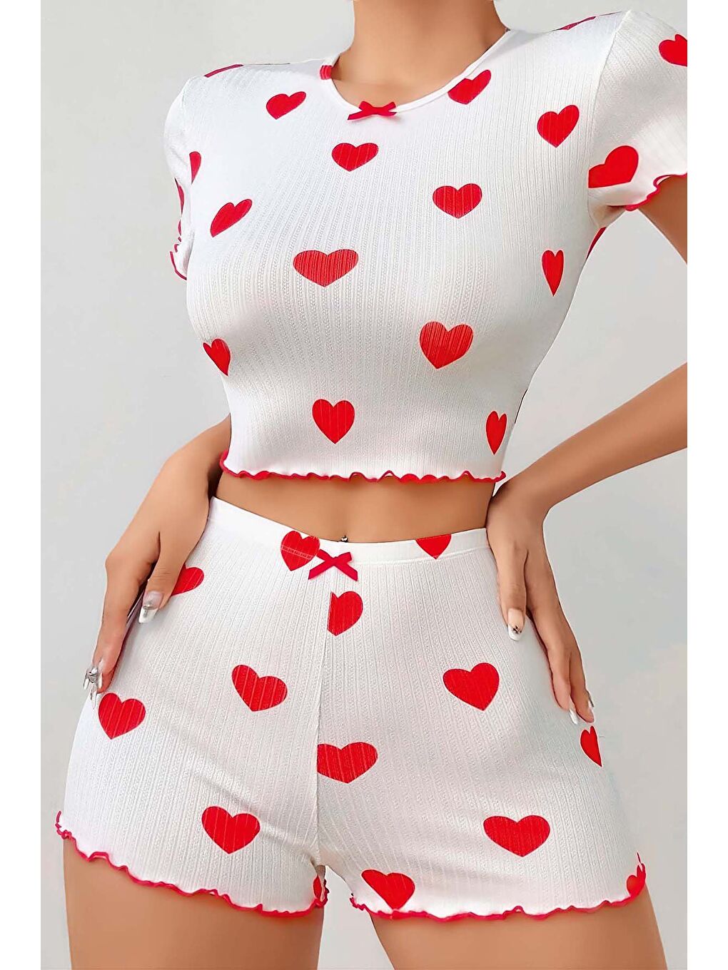 Beyaz Kalp Desenli Fırfırlı Şortlu Pijama Takımı