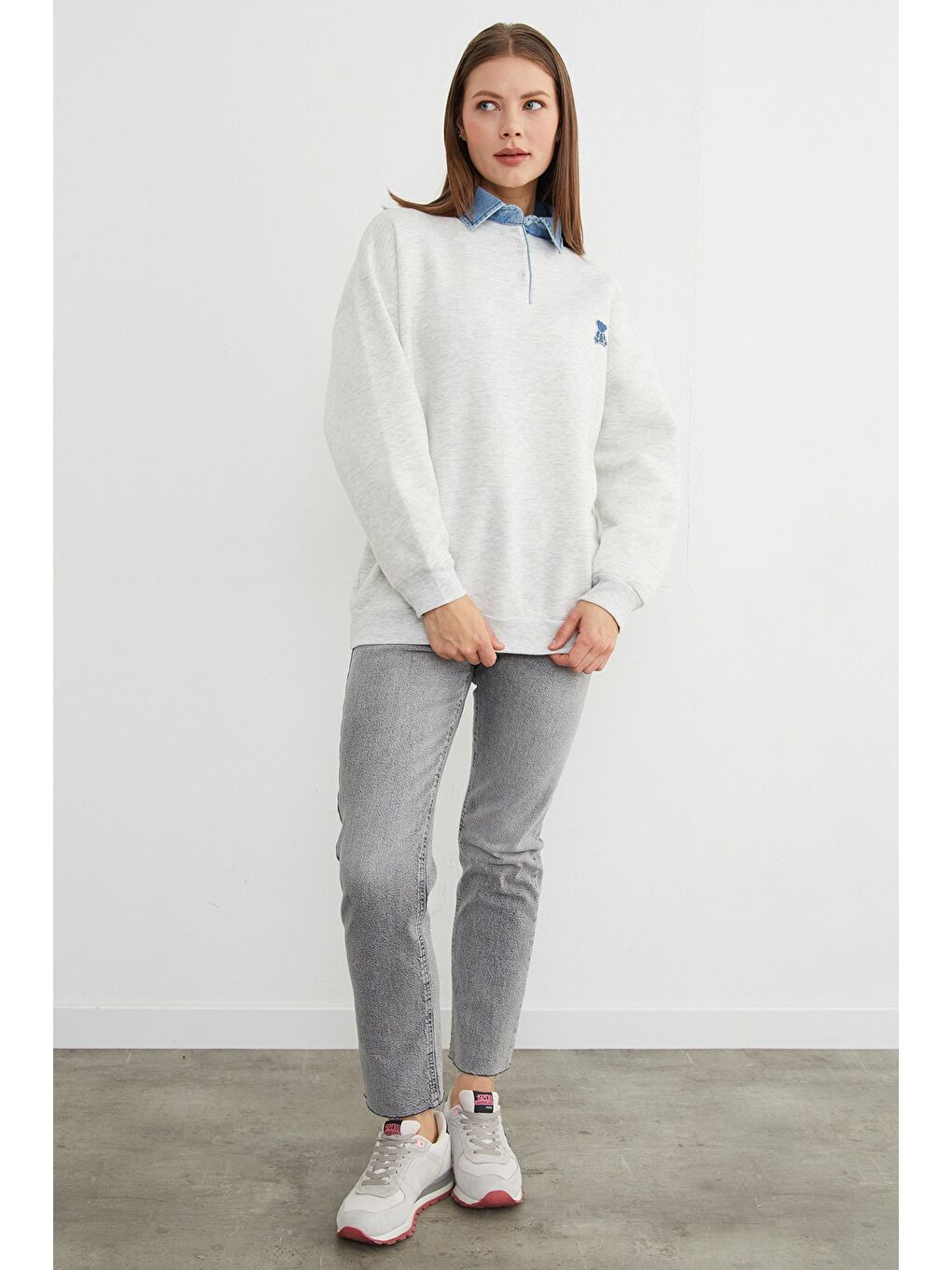Gri 3 İplik Ayıcık Nakışlı Polo Yaka Denim Detaylı Sweatshirt-1
