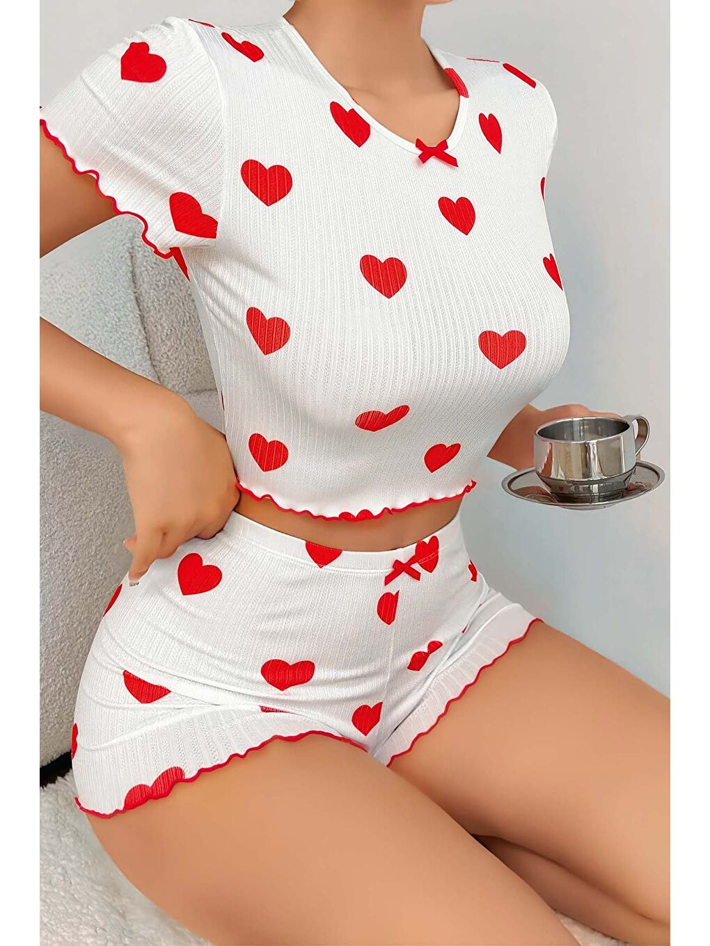 Beyaz Kalp Desenli Fırfırlı Şortlu Pijama Takımı-1