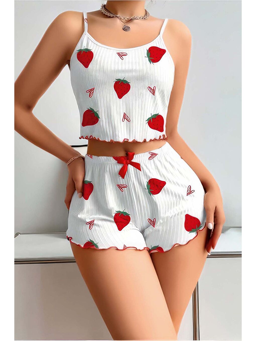 Beyaz Çilek Desenli Fırfırlı Şortlu Pijama Takımı