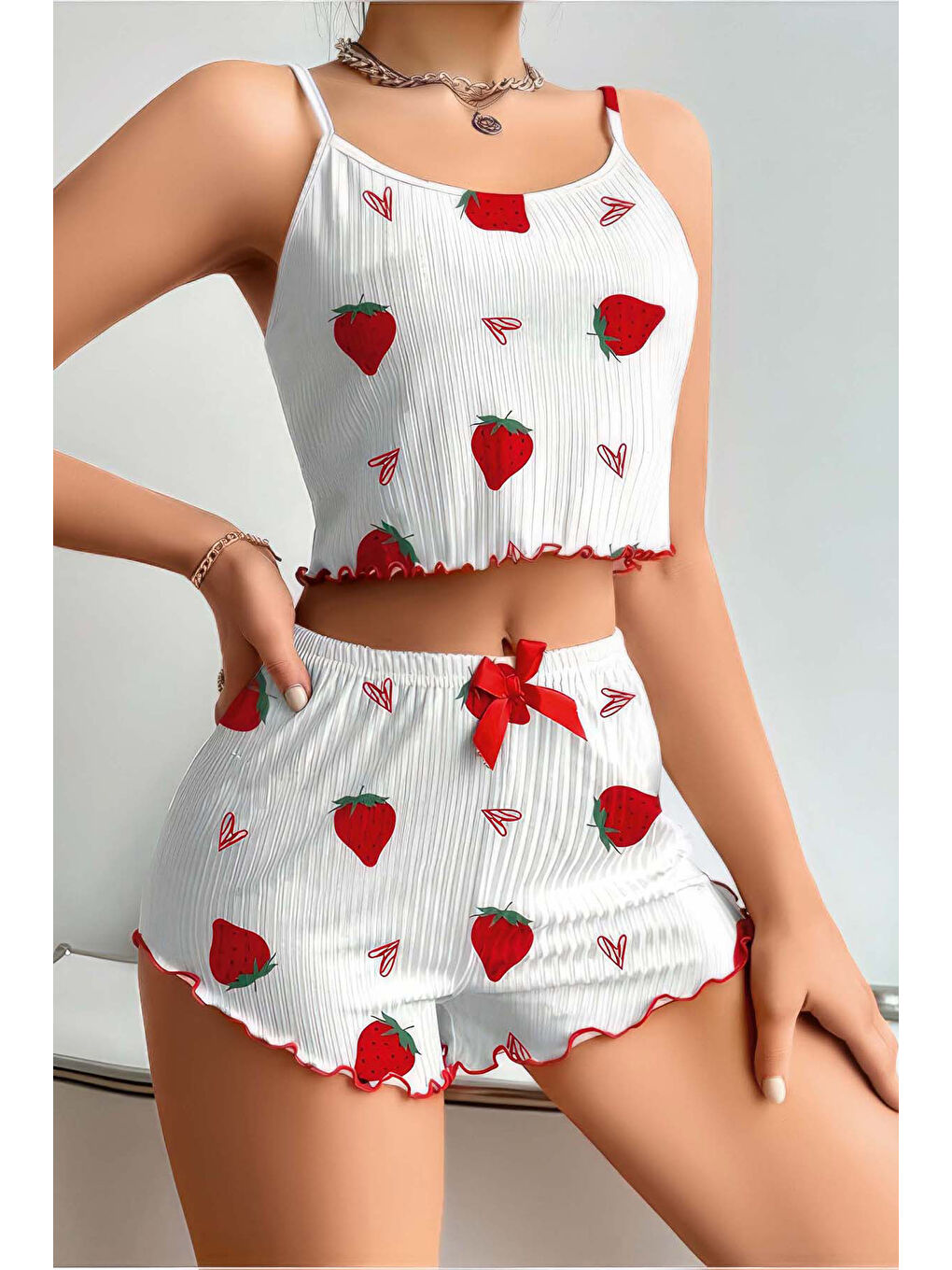 Beyaz Çilek Desenli Fırfırlı Şortlu Pijama Takımı-1