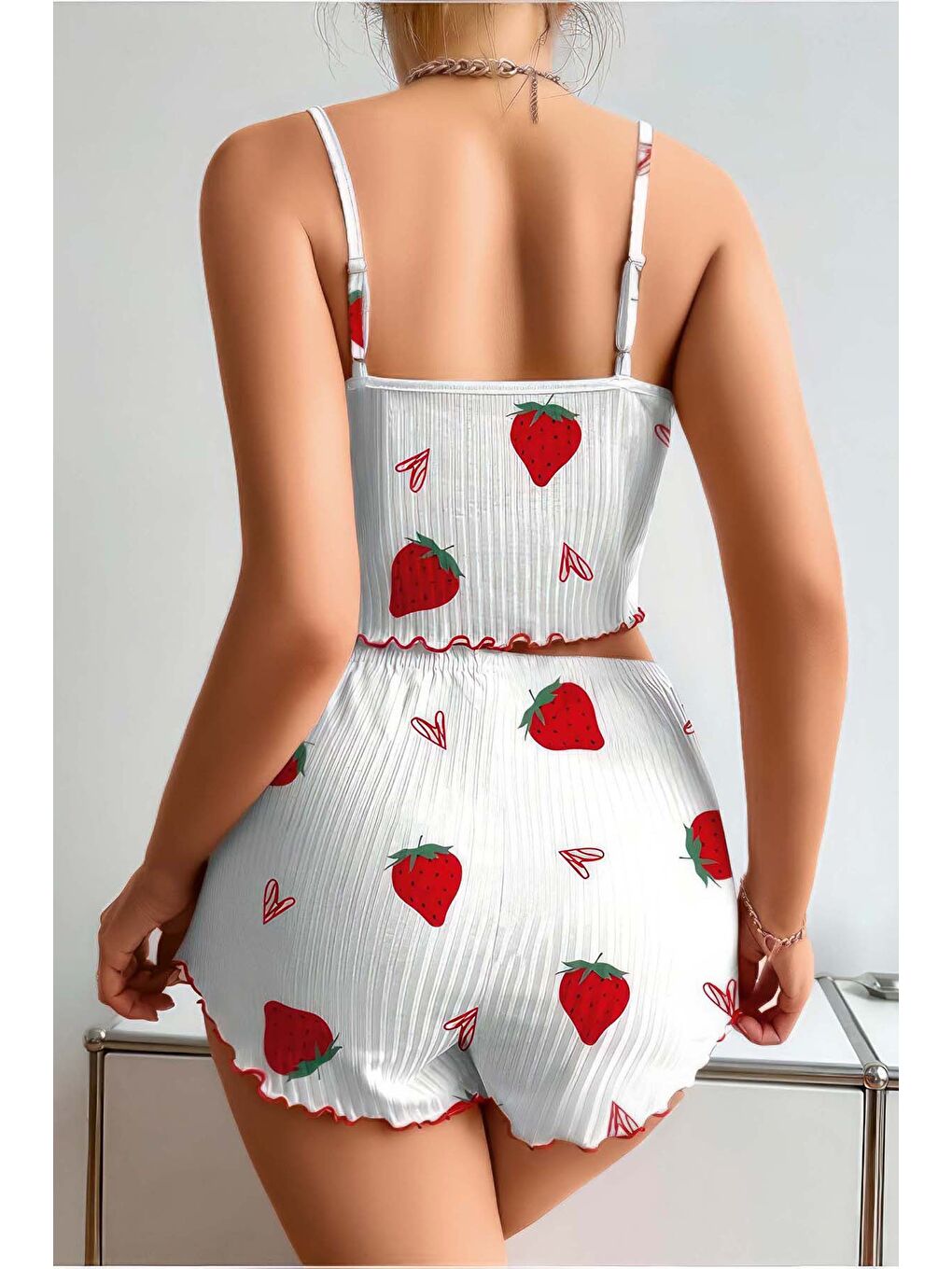 Beyaz Çilek Desenli Fırfırlı Şortlu Pijama Takımı-2