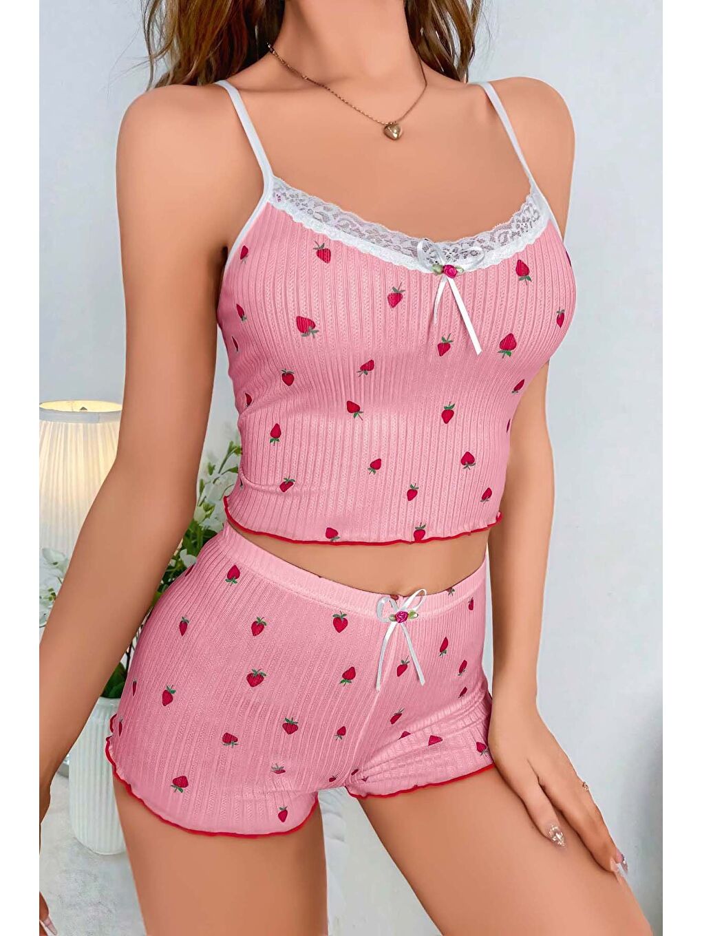 Pembe Çilek Desenli Dantel Detaylı Şortlu Pijama Takımı
