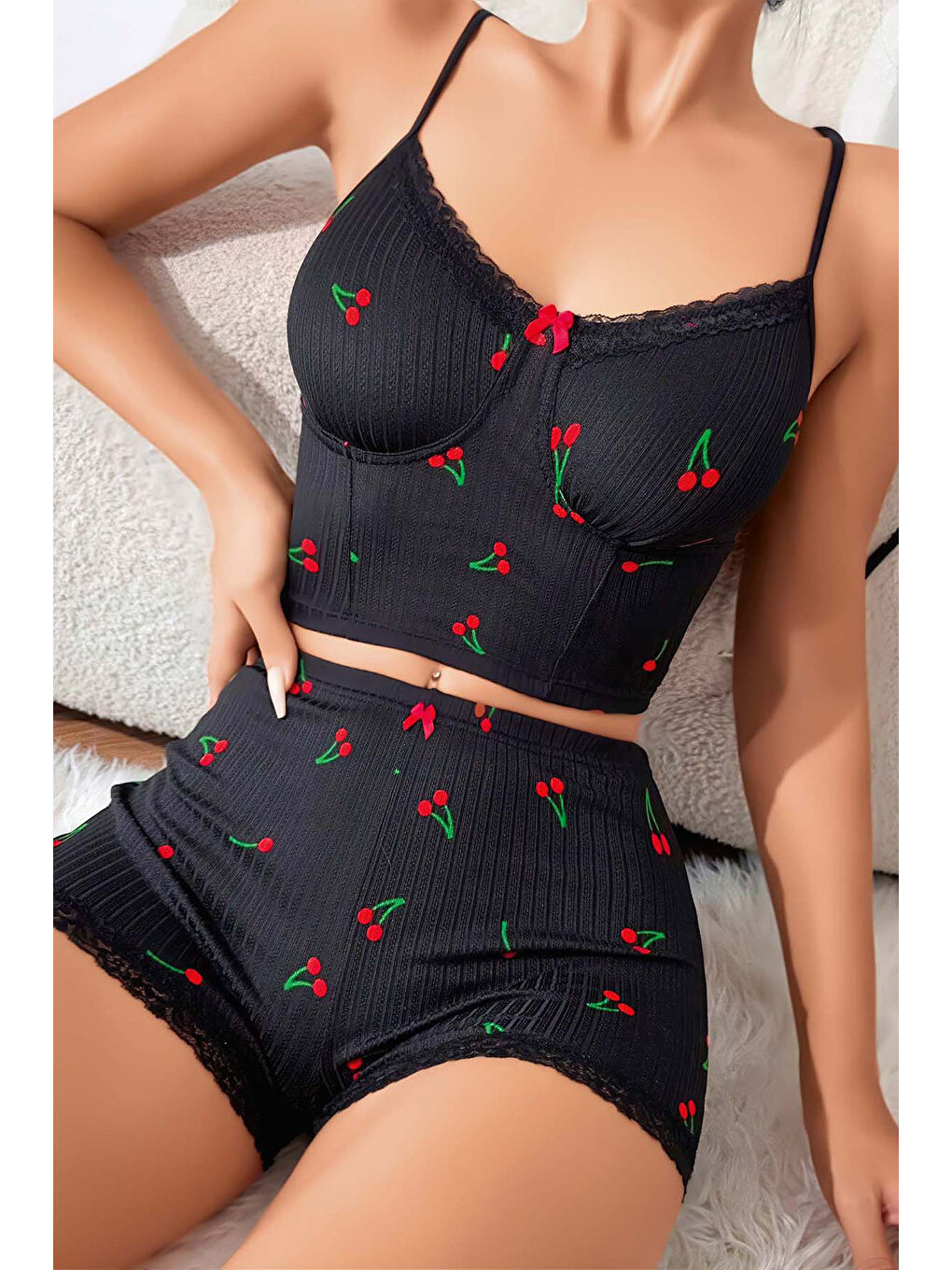Siyah Kiraz Desenli İp Askılı Şortlu Pijama Takımı
