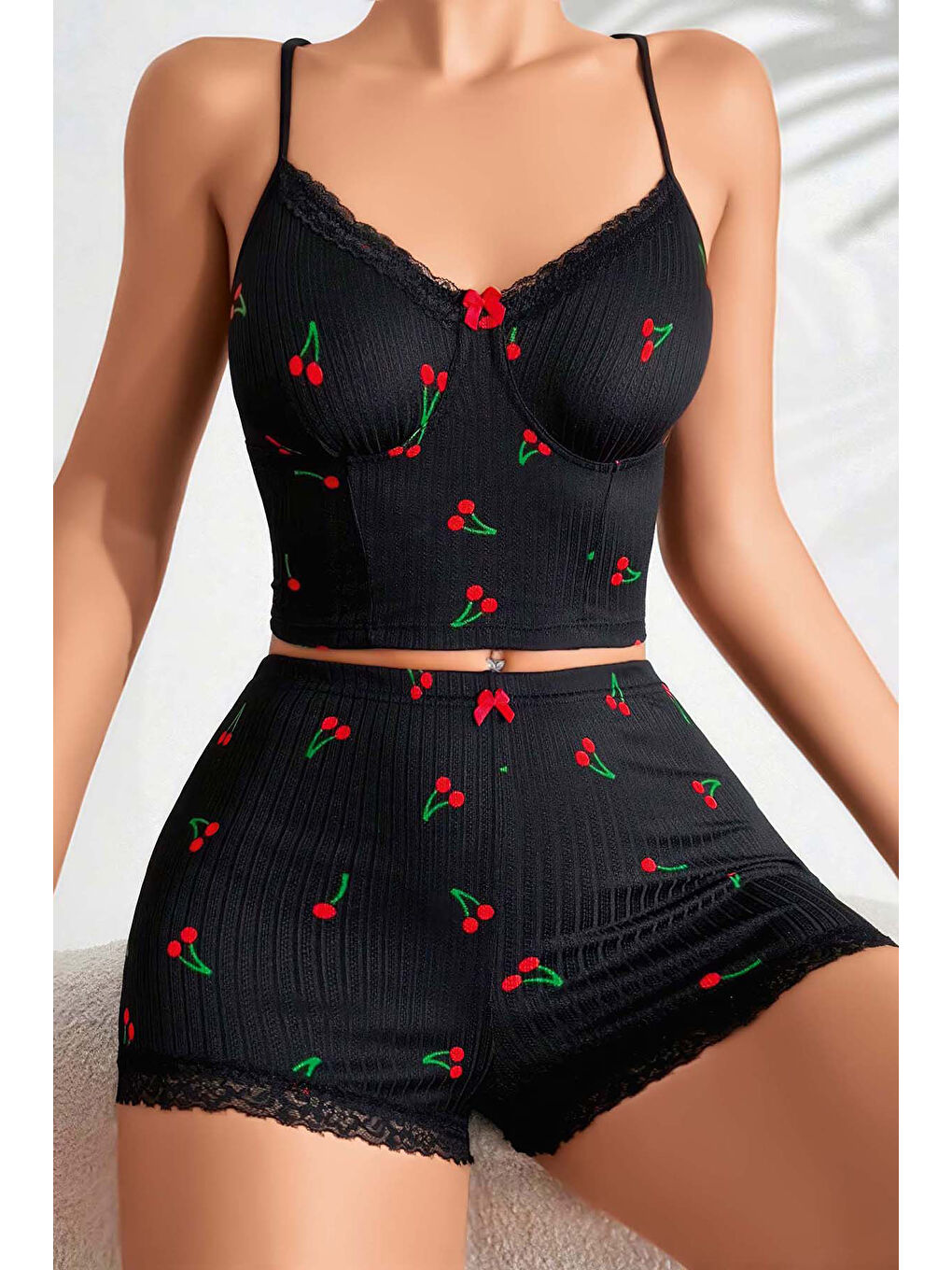 Siyah Kiraz Desenli İp Askılı Şortlu Pijama Takımı-1