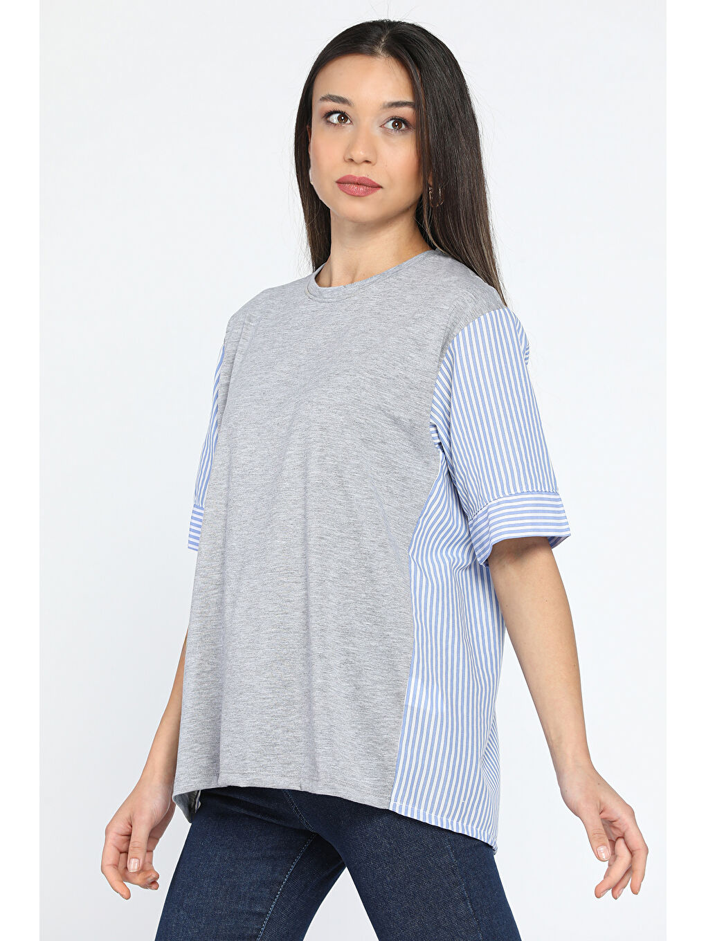 Gri Arka Ve Kol Çizgi Desenli Kadın Tişört-1
