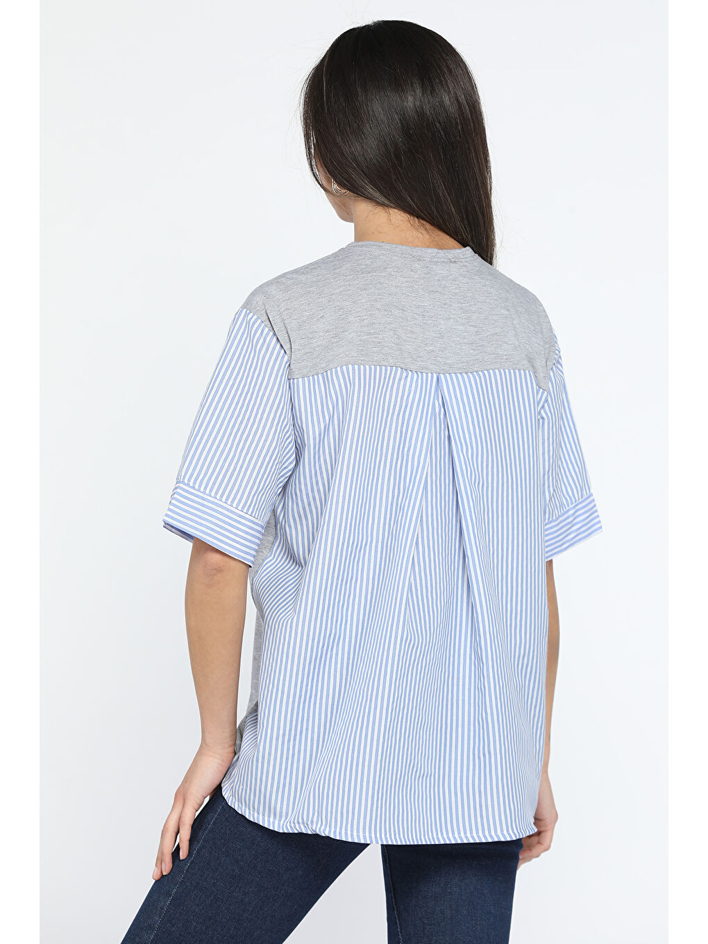 Gri Arka Ve Kol Çizgi Desenli Kadın Tişört-2