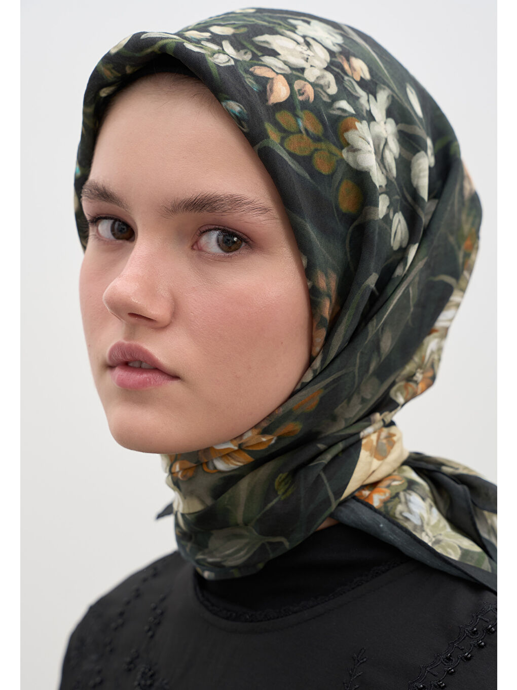 Wısterıa Desen Pamuklu Viskon Eşarp Siyah-1