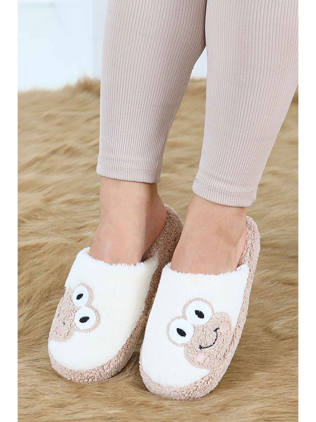 Kadın Bej Kurbağa İşlemeli Ev Terliği - 27779-BEJ-1