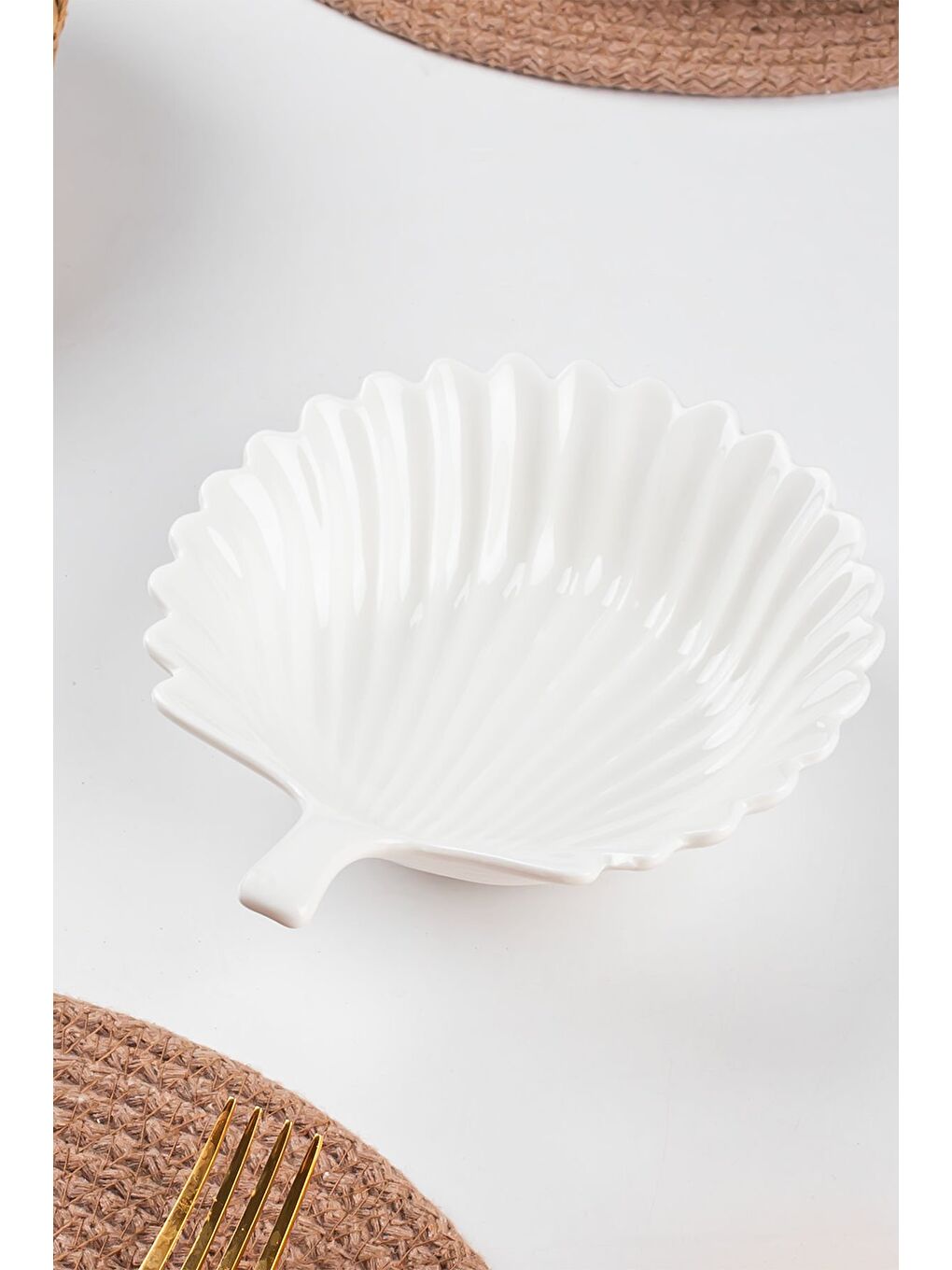 Beyaz Porselen Kase Yaprak Desenli 15 Cm-1