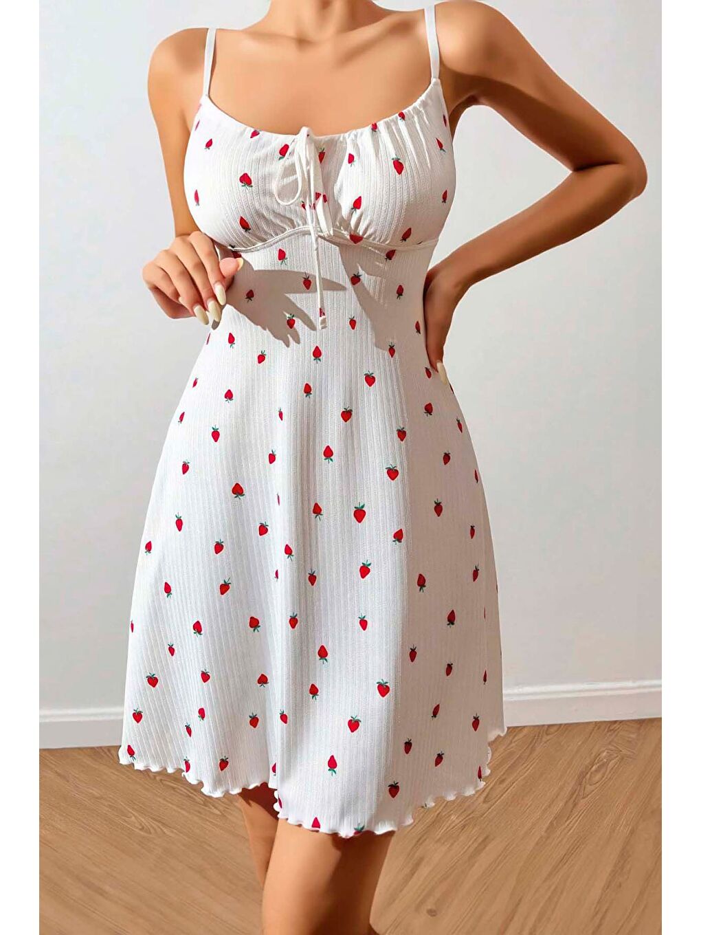 Beyaz Çilek Desenli Önü Bağlamalı İp Askılı Gecelik-1