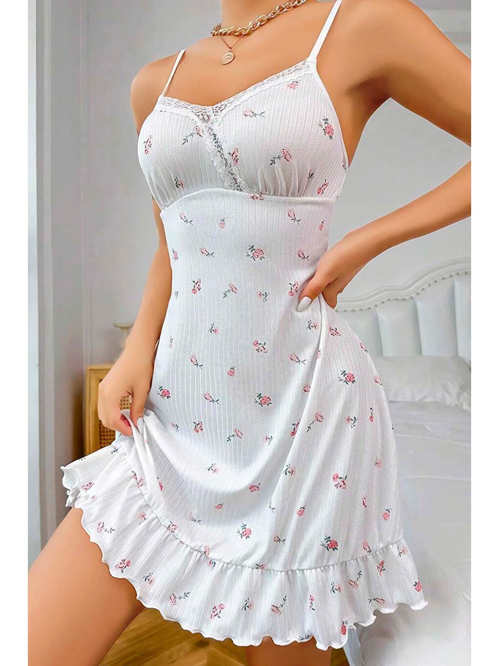 Beyaz Çiçek Desenli Yakası Dantelli Fırfırlı Gecelik-1