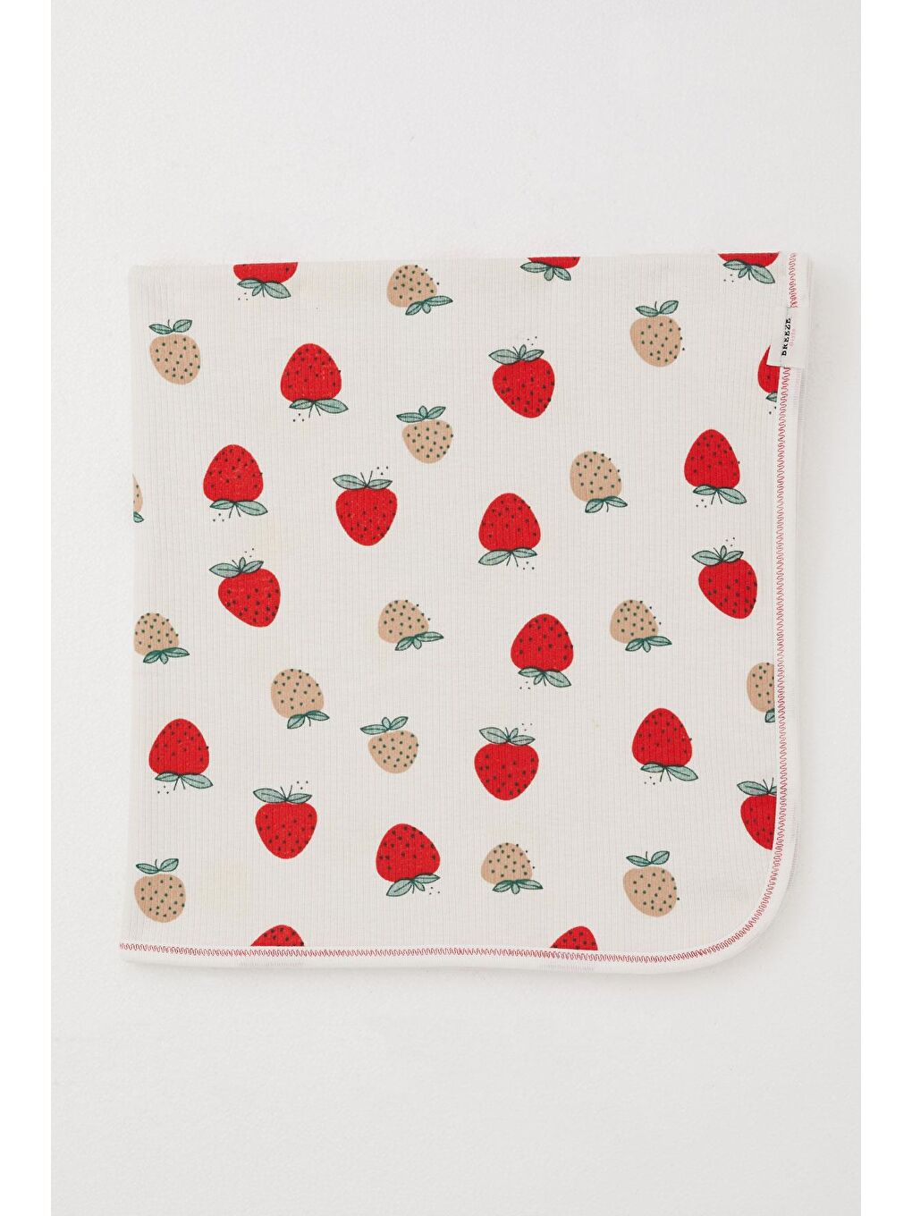 Yenidoğan Bebek Battaniyesi Çilek Bahçesi Desenli Ekru (78 X 87 Cm)