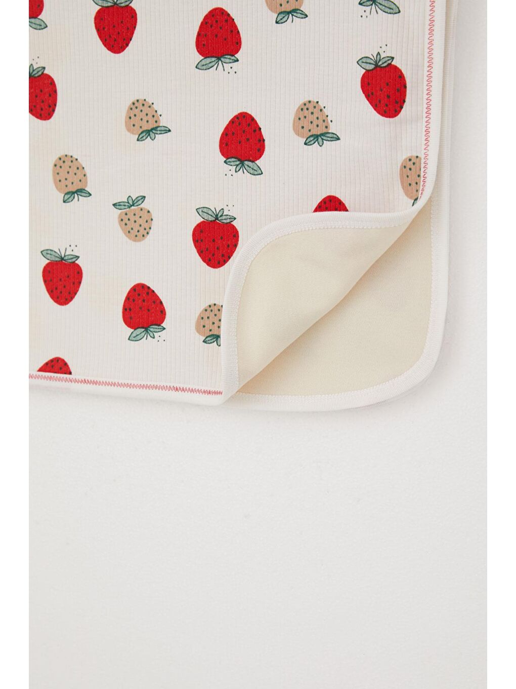 Yenidoğan Bebek Battaniyesi Çilek Bahçesi Desenli Ekru (78 X 87 Cm)-2