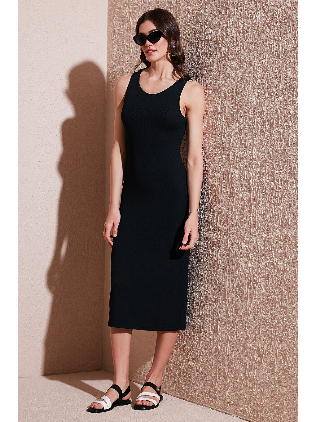 Siyah Fitilli Slim Fit Bisiklet Yaka Yırtmaçlı Midi Boy Kadın Elbise 5866101-1