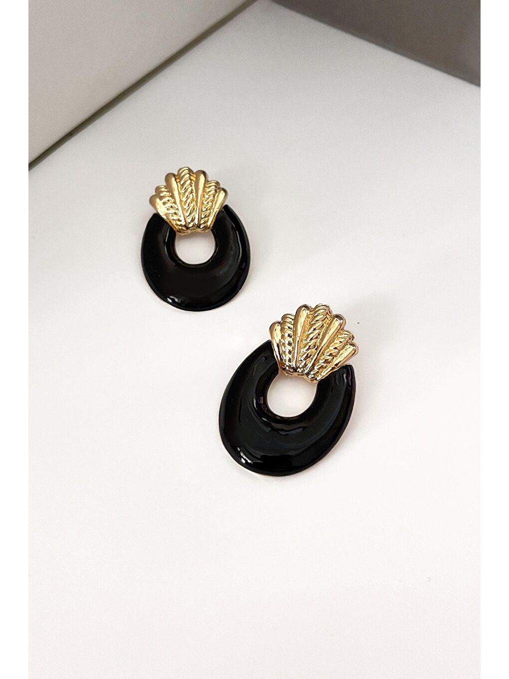 Siyah Kadın Mineli Gold Tokmak Küpe-1