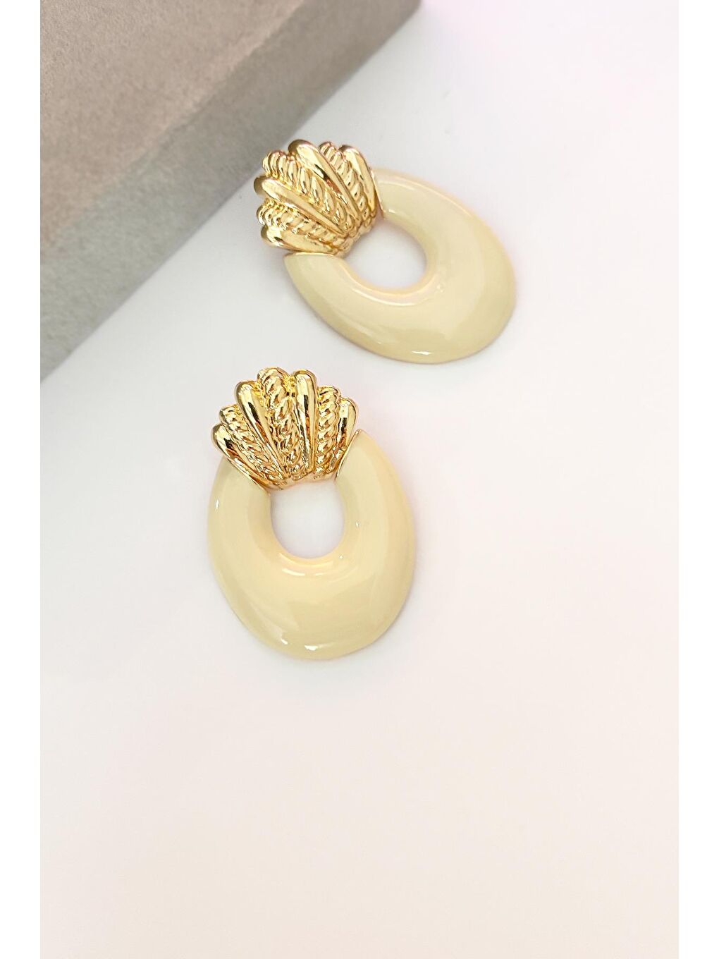 Beyaz Kadın Mineli Gold Tokmak Küpe-1