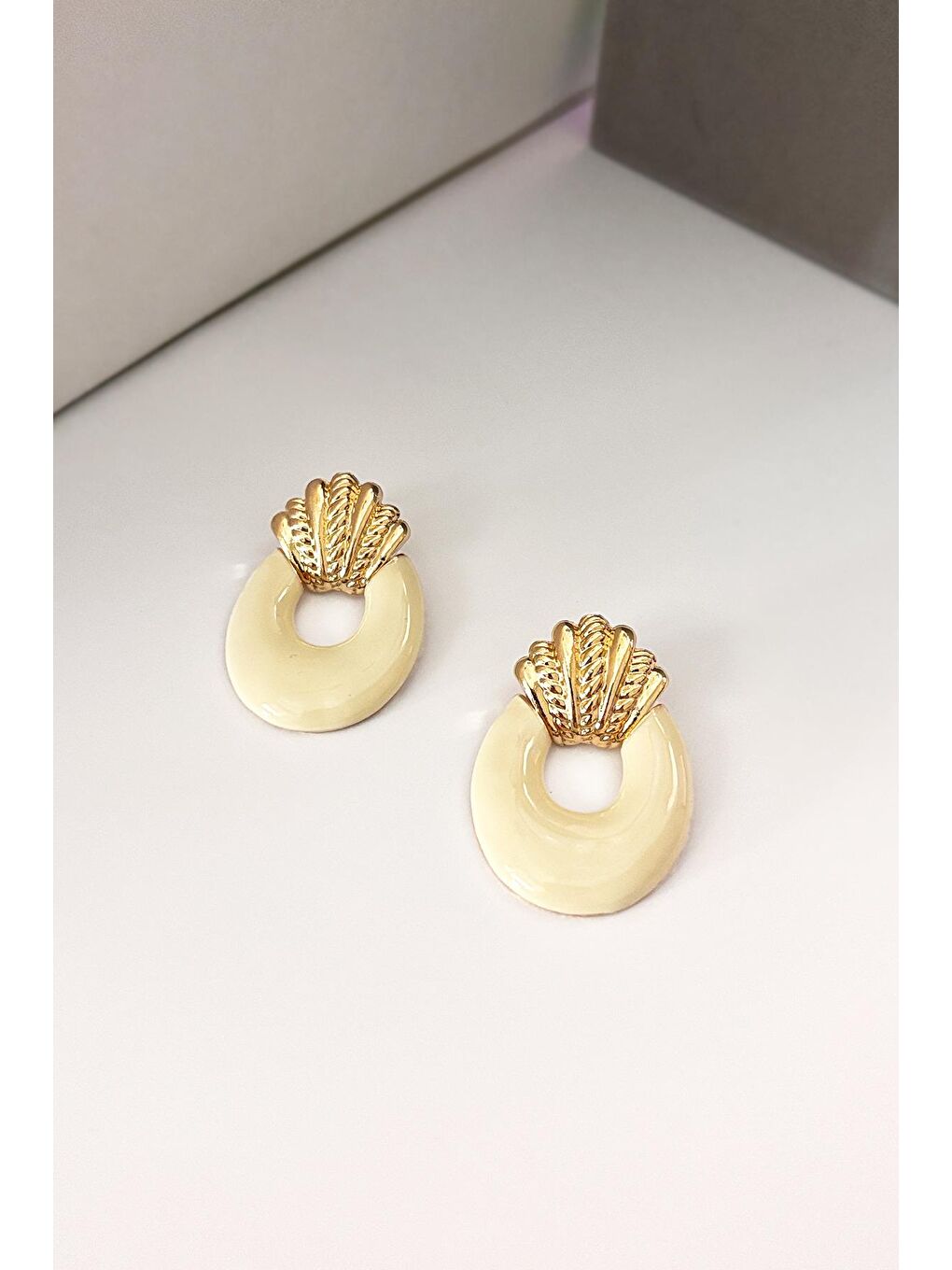 Beyaz Kadın Mineli Gold Tokmak Küpe-2