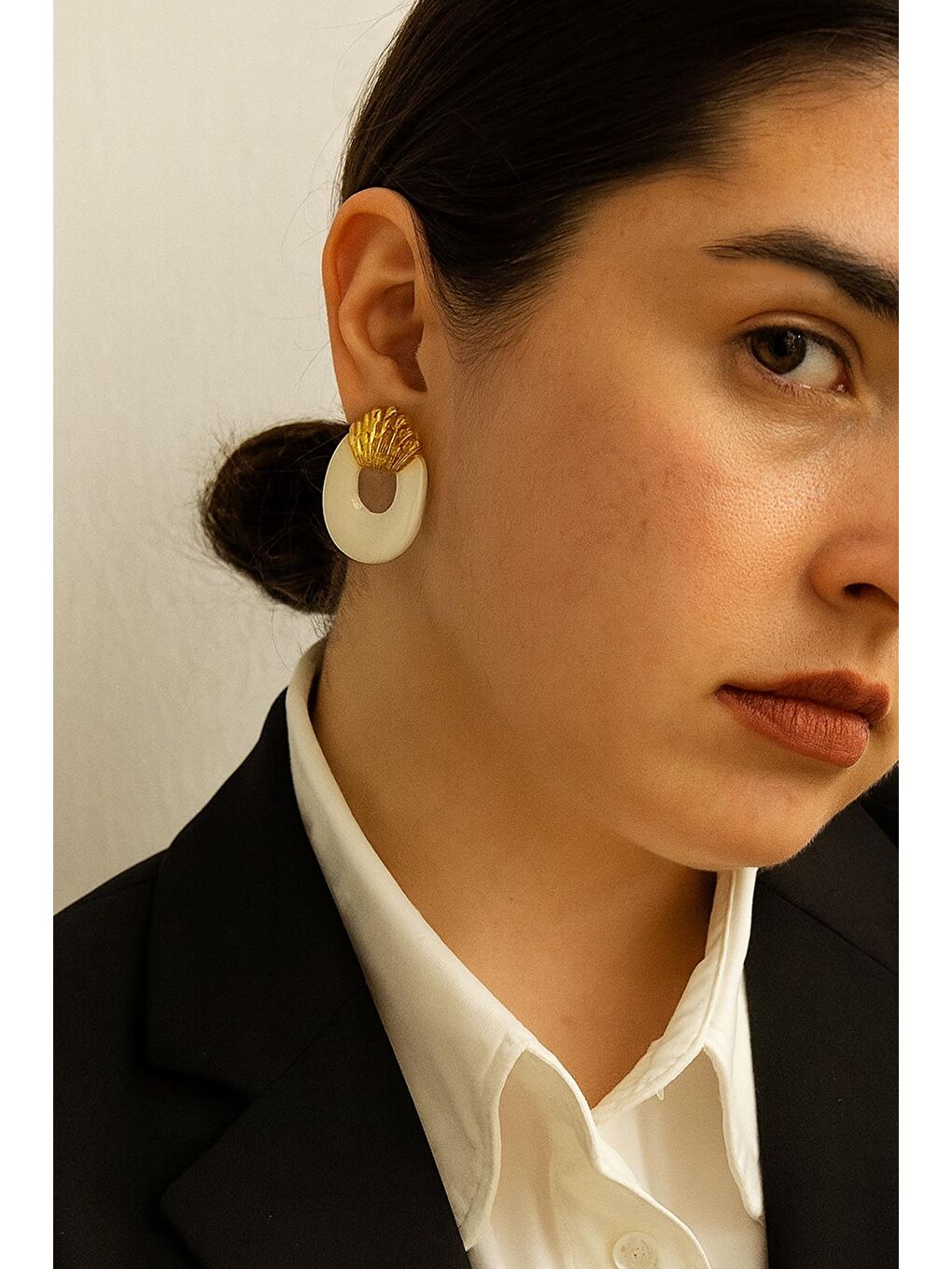 Beyaz Kadın Mineli Gold Tokmak Küpe-3