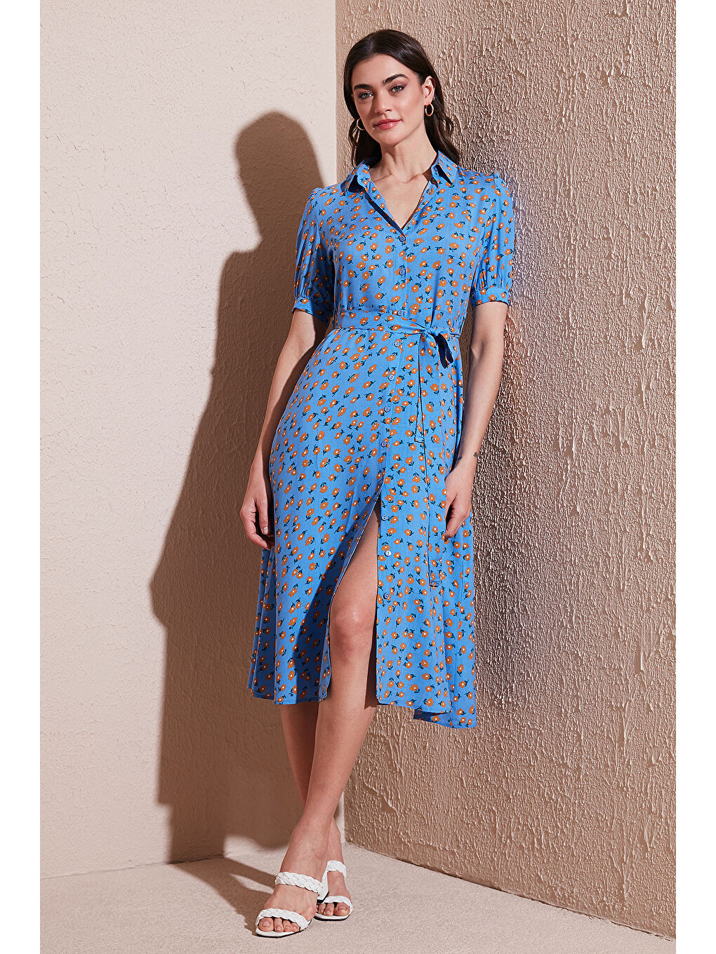Mavi Desenli Regular Fit Yırtmaçlı Midi Boy Kemerli Gömlek Kadın Elbise 6782106