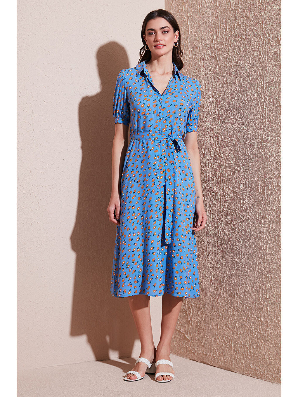 Mavi Desenli Regular Fit Yırtmaçlı Midi Boy Kemerli Gömlek Kadın Elbise 6782106-1