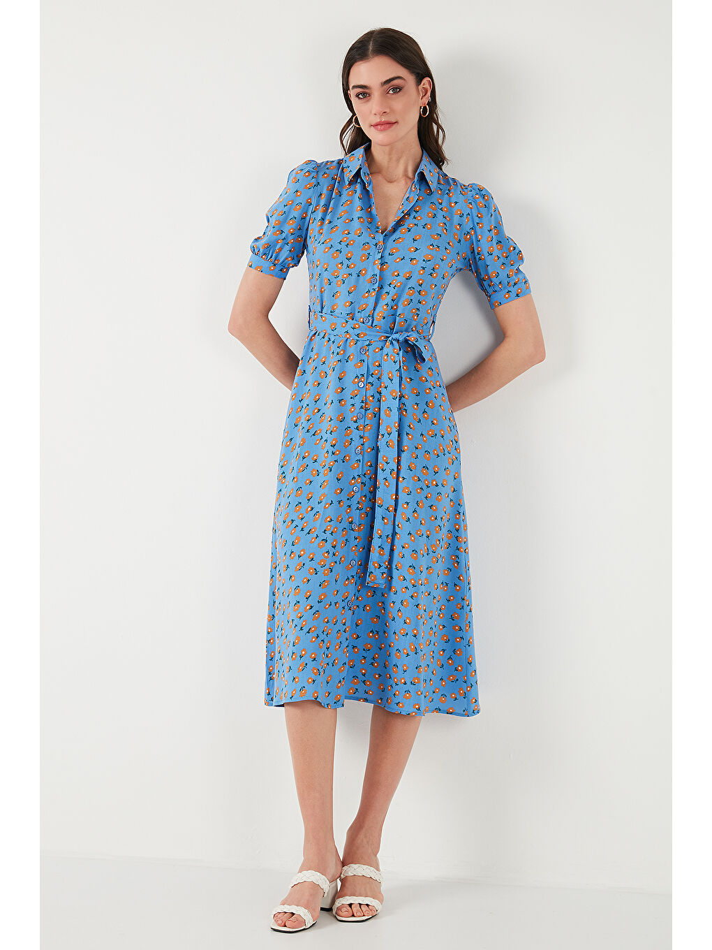 Mavi Desenli Regular Fit Yırtmaçlı Midi Boy Kemerli Gömlek Kadın Elbise 6782106-2