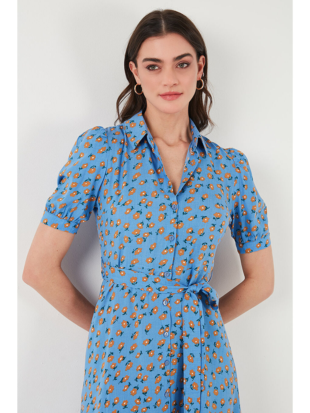 Mavi Desenli Regular Fit Yırtmaçlı Midi Boy Kemerli Gömlek Kadın Elbise 6782106-3