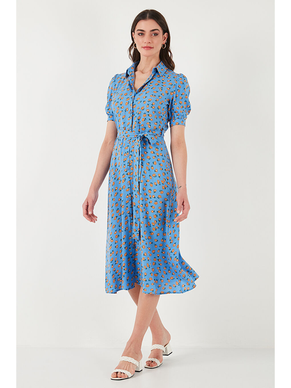 Mavi Desenli Regular Fit Yırtmaçlı Midi Boy Kemerli Gömlek Kadın Elbise 6782106-4