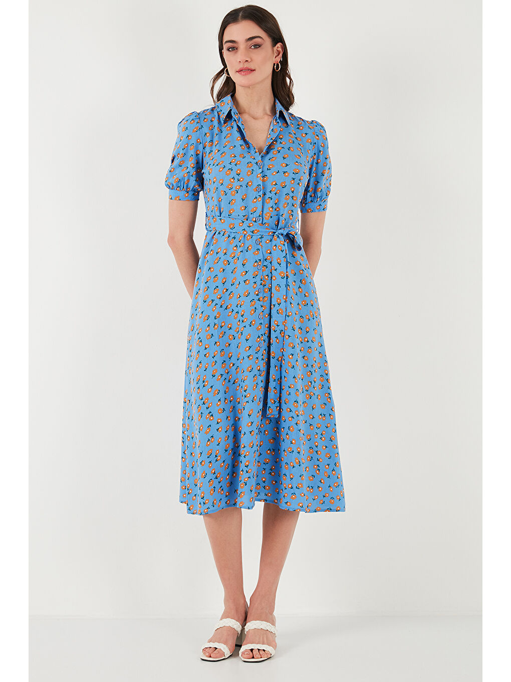 Mavi Desenli Regular Fit Yırtmaçlı Midi Boy Kemerli Gömlek Kadın Elbise 6782106-5
