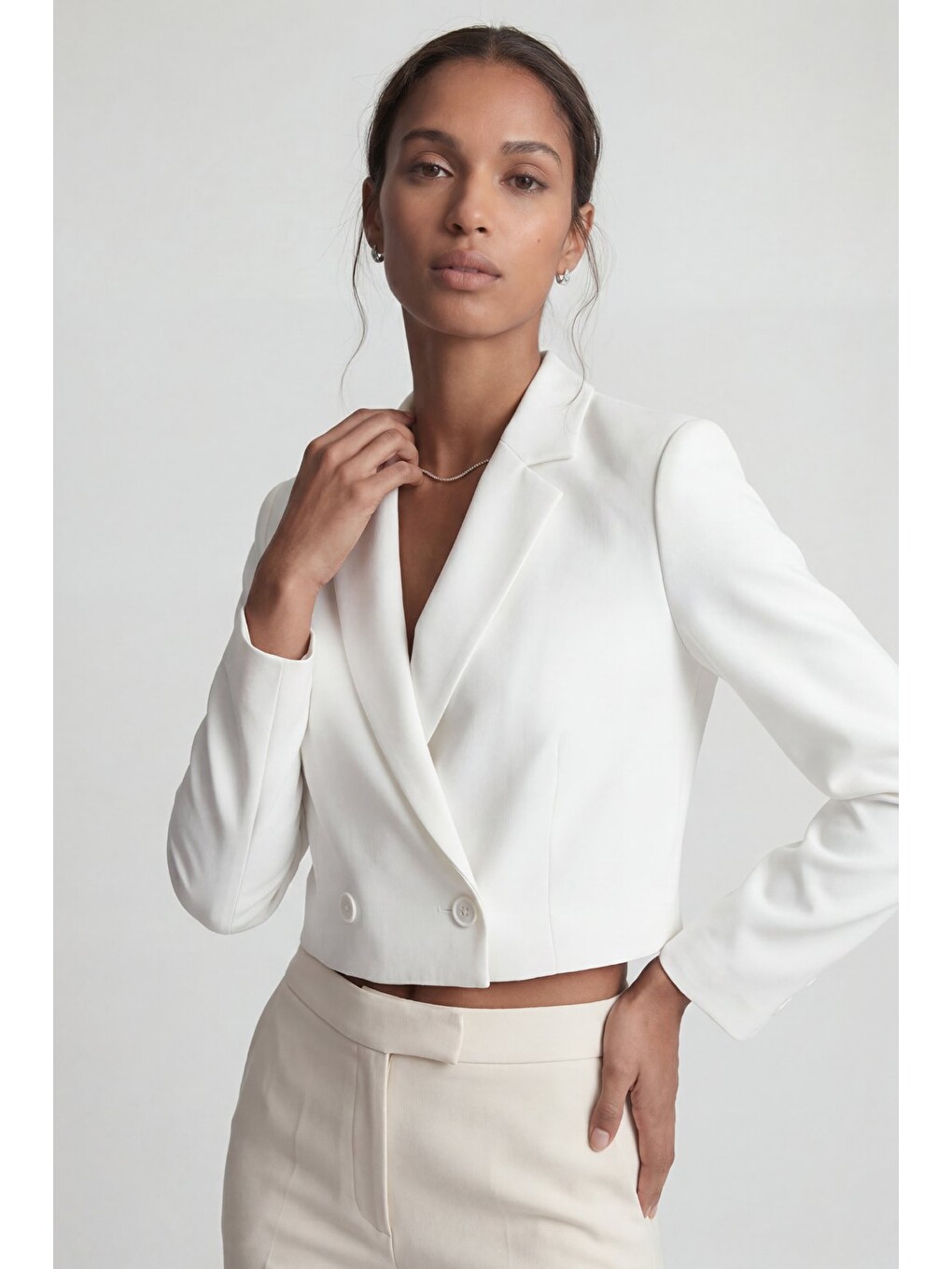 Beyaz Kadın Regular Fit Çift Düğme Detaylı Crop Blazer Ceket – Modern Tasarım-1