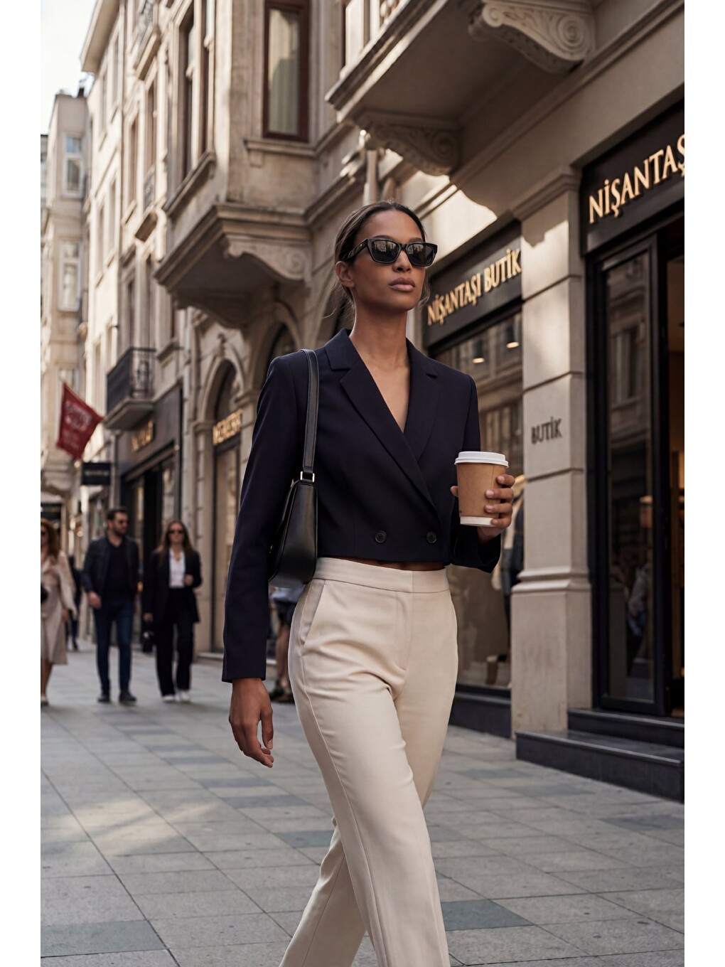 Siyah Kadın Regular Fit Çift Düğme Detaylı Crop Blazer Ceket – Modern Tasarım-2